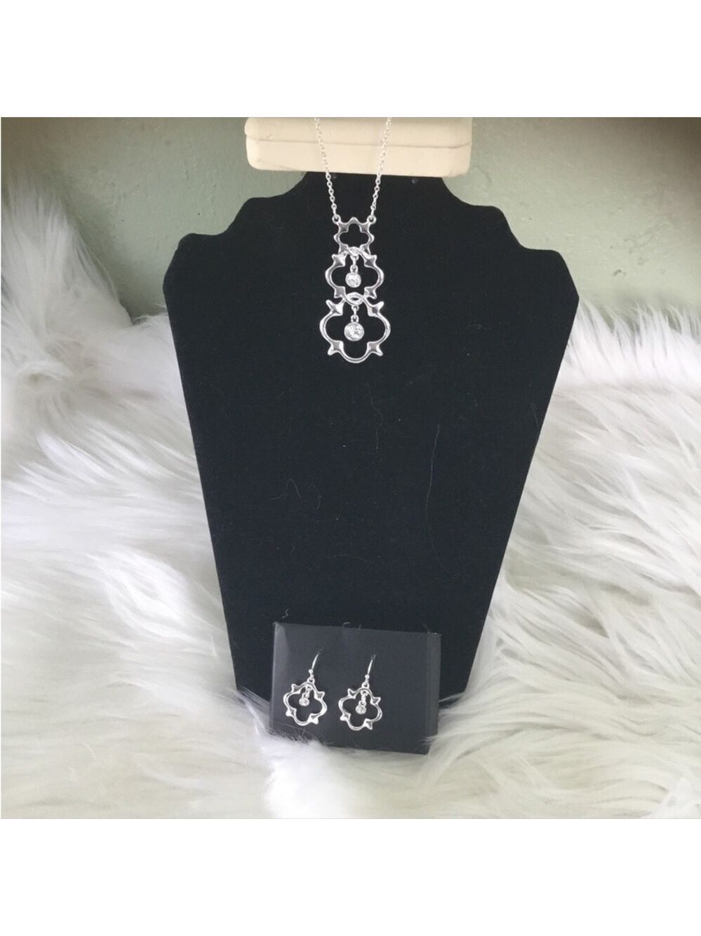 Avon Keystone Long Pendant necklace and earring set silver tone 
New in …
